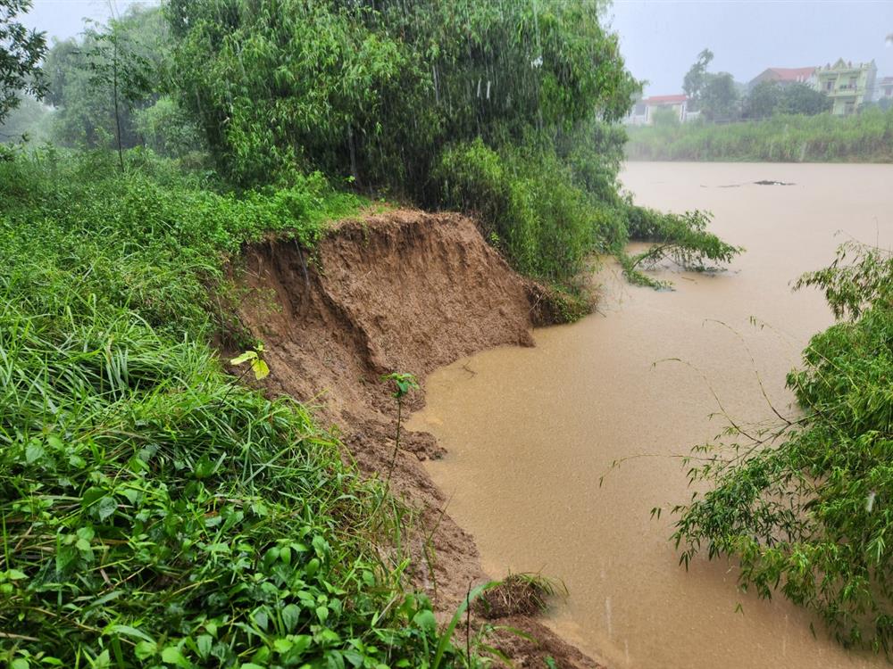 Thanh Hóa: Mưa lớn gây ngập lụt diện rộng, 3 người bị lũ cuốn trôi